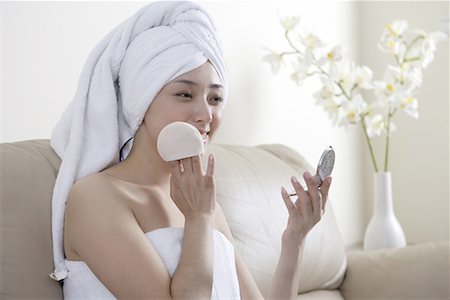 une mise de femme chinoise sur son maquillage Photographie de stock - Premium Libres de Droits, Code: 642-02005848