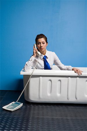 simsearch:642-02006216,k - une femme d'affaires assis dans le bain et phoning Photographie de stock - Premium Libres de Droits, Code: 642-02005924