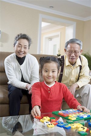 un vieux couple jouant avec leur petite fille Photographie de stock - Premium Libres de Droits, Code: 642-02005960