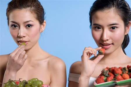 simsearch:642-02006591,k - two fashionable girls eating fruits Stock Photo - Premium Royalty-Free, Code: 642-02006004