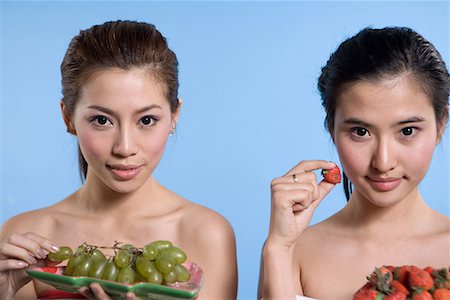 simsearch:642-02006591,k - two fashionable girls eating fruits Stock Photo - Premium Royalty-Free, Code: 642-02006006