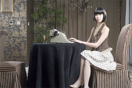 a fashionable woman typing Stock Photo - Premium Royalty-Free, Code: 642-02006248