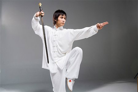 simsearch:642-02006566,k - un homme pratiquant une épée chinoise Photographie de stock - Premium Libres de Droits, Code: 642-02006359