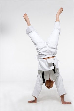 an athlete doing handstand Foto de stock - Sin royalties Premium, Código: 642-02006515