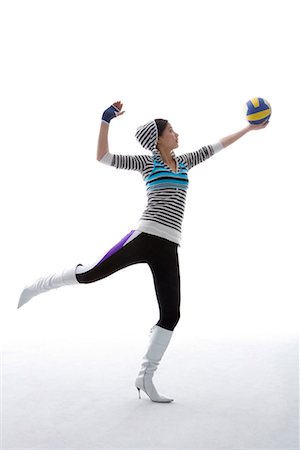 simsearch:642-02004951,k - une femme à la mode avec un volley-ball à la main Photographie de stock - Premium Libres de Droits, Code: 642-02006765