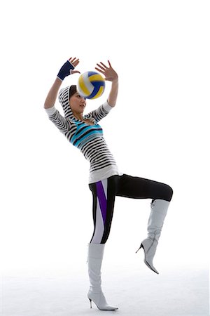 une femme à la mode jouer un volley-ball Photographie de stock - Premium Libres de Droits, Code: 642-02006766