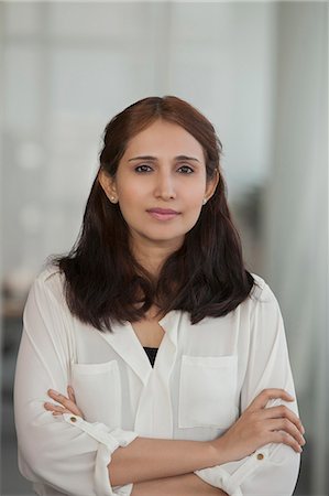 simsearch:655-08356901,k - Singapore, Portrait of businesswoman standing with folded arms Foto de stock - Royalty Free Premium, Número: 655-08356879