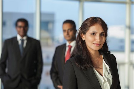 simsearch:655-03458052,k - Singapore, Portrait of businesswoman with colleagues in background Foto de stock - Royalty Free Premium, Número: 655-08356948