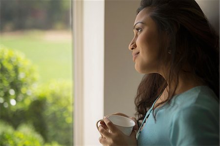 simsearch:6108-05867231,k - India, Woman with coffee cup looking out window Photographie de stock - Premium Libres de Droits, Code: 655-08356978