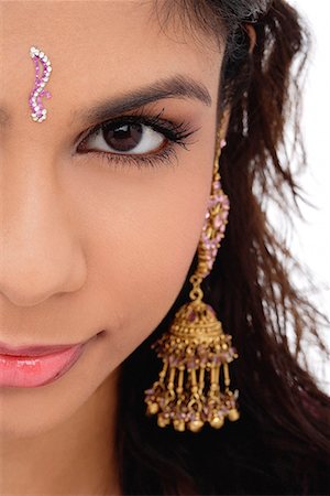 simsearch:655-01781410,k - Cropped face of young woman with a bindi Fotografie stock - Premium Royalty-Free, Codice: 655-01781403