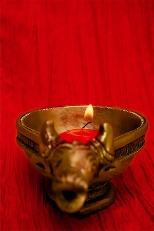 simsearch:655-01781410,k - A golden ox candle holder and candle Fotografie stock - Premium Royalty-Free, Codice: 655-01781412