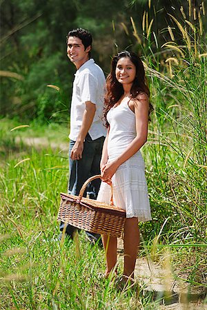 simsearch:655-01781499,k - Junges Paar gehen für ein Picknick Stockbilder - Premium RF Lizenzfrei, Bildnummer: 655-01781479