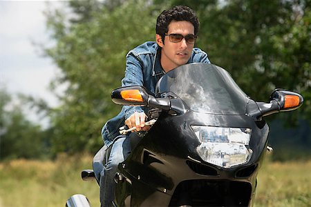 pakistaní - Young man riding motorbike Foto de stock - Sin royalties Premium, Código: 655-01781519