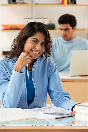 Young couple studying at desks Foto de stock - Sin royalties Premium, Código: 655-01781617