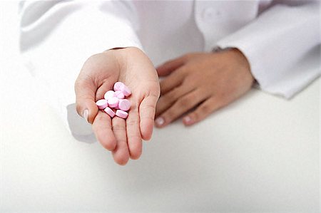simsearch:655-02375854,k - Hand of doctor holding pills Stock Photo - Premium Royalty-Free, Code: 655-02375779