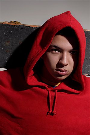 simsearch:655-02375822,k - jeune homme vêtu de rouge hooded sweatshirt holding skateboard Photographie de stock - Premium Libres de Droits, Code: 655-02375801
