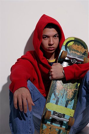 simsearch:655-02375822,k - jeune homme vêtu de rouge hooded sweatshirt holding skateboard Photographie de stock - Premium Libres de Droits, Code: 655-02375843