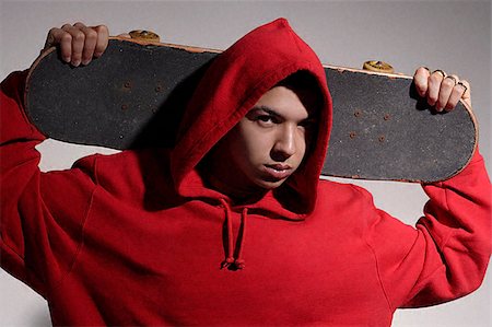 simsearch:655-02375879,k - jeune homme vêtu de rouge hooded sweatshirt holding skateboard Photographie de stock - Premium Libres de Droits, Code: 655-02375850