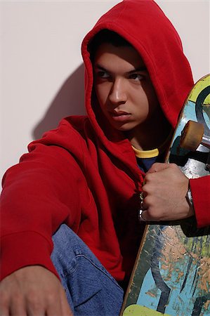 simsearch:655-02375827,k - junger Mann mit roter Kapuzensweatshirt mit skateboard Stockbilder - Premium RF Lizenzfrei, Bildnummer: 655-02375853