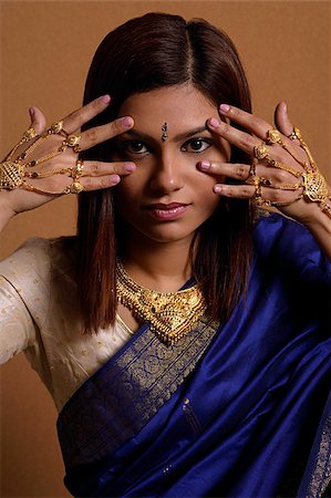 simsearch:857-03192644,k - Indian woman wearing traditional wedding jewelry Stock Photo - Premium Royalty-Free, Code: 655-02375873