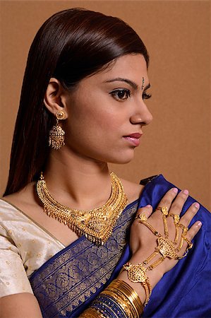 simsearch:655-02375891,k - Indian woman wearing traditional wedding jewelry Foto de stock - Royalty Free Premium, Número: 655-02375882