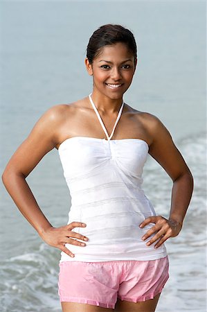 simsearch:655-02883054,k - Portrait of woman at beach Foto de stock - Royalty Free Premium, Número: 655-02702949