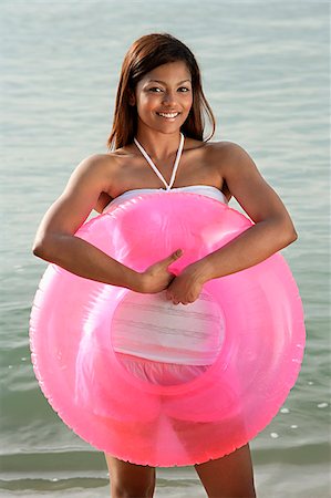simsearch:655-02883054,k - woman at beach with pink tube Foto de stock - Royalty Free Premium, Número: 655-02702958