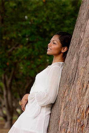 simsearch:655-03457974,k - Woman leaning on Baum, Wegsehen Stockbilder - Premium RF Lizenzfrei, Bildnummer: 655-02702965