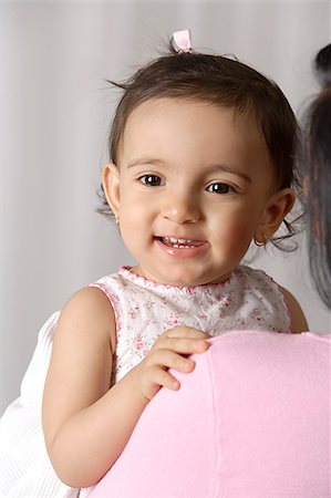 jeune bambin souriant avec bonheur dans les bras de mère Photographie de stock - Premium Libres de Droits, Code: 655-02702983