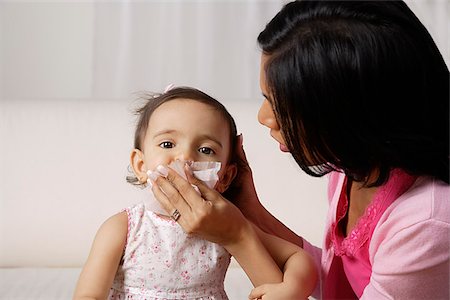 woman wiping her baby's mouth after meal Foto de stock - Sin royalties Premium, Código: 655-02702991