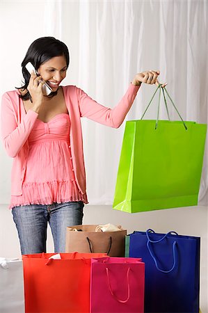 simsearch:655-02375827,k - femme sur le téléphone et le sac à provisions holding verte Photographie de stock - Premium Libres de Droits, Code: 655-02703049