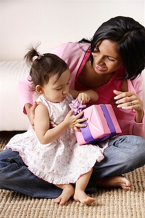 femme avec bébé, ouvrant son cadeau Photographie de stock - Premium Libres de Droits, Code: 655-02703073