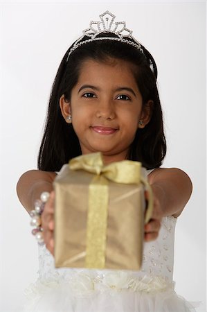 simsearch:655-02883054,k - girl holding gift Foto de stock - Royalty Free Premium, Número: 655-02883035