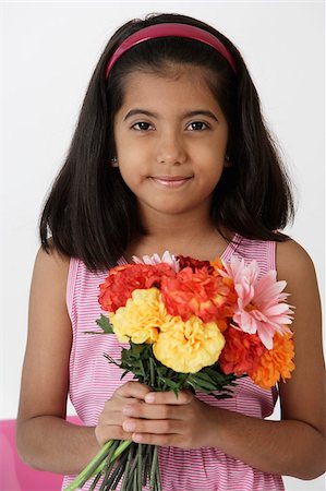 simsearch:655-02883054,k - Girl holding bouquet of flowers Foto de stock - Royalty Free Premium, Número: 655-02883040