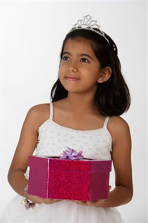 simsearch:655-02883054,k - girl holding gift Foto de stock - Royalty Free Premium, Número: 655-02883041