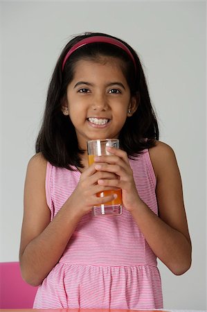 simsearch:655-02883054,k - Girl with glass of juice Foto de stock - Royalty Free Premium, Número: 655-02883056