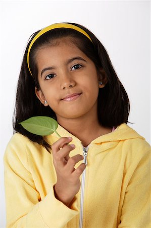 simsearch:655-02883054,k - Girl holding leaf Foto de stock - Royalty Free Premium, Número: 655-02883051