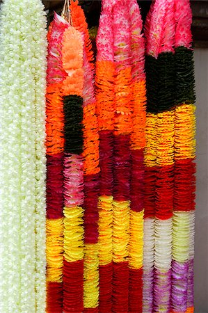 Hanging garlands in market place. Foto de stock - Sin royalties Premium, Código: 655-03082778