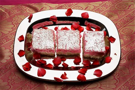 plateau d'argent - Bonbons roses Indiens sur un plateau argenté avec pétales de rose. Photographie de stock - Premium Libres de Droits, Code: 655-03082830