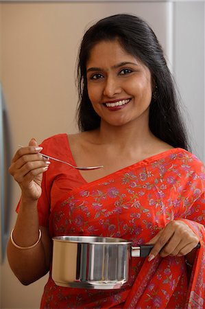 singapore food - Indian woman wearing sari while preparing food. Foto de stock - Sin royalties Premium, Código: 655-03241634