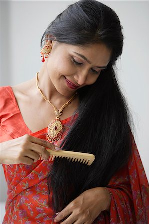 simsearch:655-02375891,k - Indian woman wearing a sari and combing her hair Foto de stock - Royalty Free Premium, Número: 655-03241651