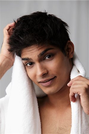 young man drying his hair with a towel Foto de stock - Sin royalties Premium, Código: 655-03519614