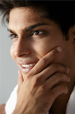 prep - head shot of young man holding his chin and smiling Foto de stock - Sin royalties Premium, Código: 655-03519658