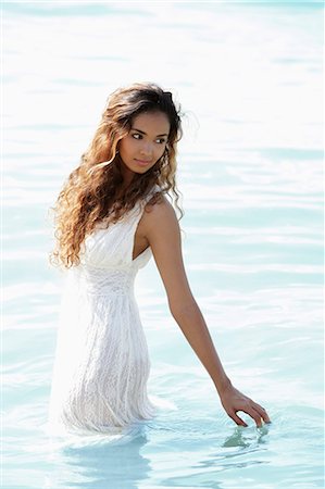 patauger - jeune femme vêtue d'une robe blanche et debout dans l'eau Photographie de stock - Premium Libres de Droits, Code: 655-03519706