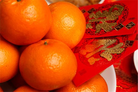 Oranges with red envelopes, Hong Bao, Chinese New Year Foto de stock - Sin royalties Premium, Código: 656-04926473