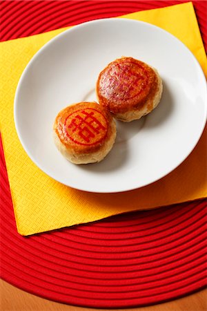 simsearch:656-04926646,k - Chinese bean paste pastry. Chinese word for "sweet" on top. Foto de stock - Sin royalties Premium, Código: 656-04926501