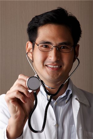 simsearch:614-03080072,k - head shot of male doctor with stethoscope Foto de stock - Sin royalties Premium, Código: 656-04926526