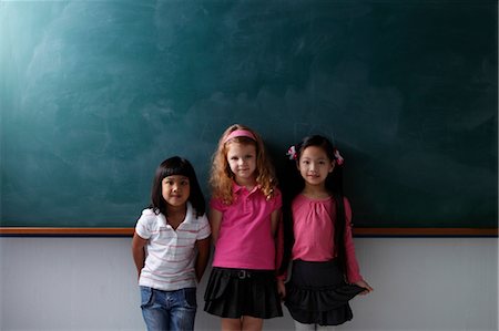 three young girls standing in front of chalk board Foto de stock - Sin royalties Premium, Código: 656-04926537