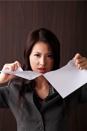rasgar - woman ripping paper Foto de stock - Sin royalties Premium, Código: 656-04926543