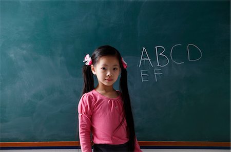 simsearch:656-04926609,k - young girl standing in front of chalk board Foto de stock - Royalty Free Premium, Número: 656-04926554